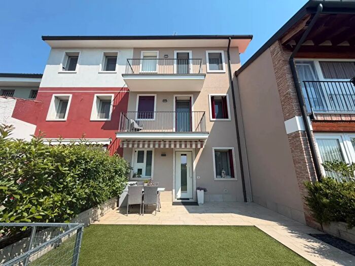 Casa con 6 locali in vendita in Sovizzo