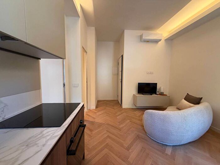 Appartamento bilocale in affitto in Piazza Pietro Frattini, Lorenteggio, Milano