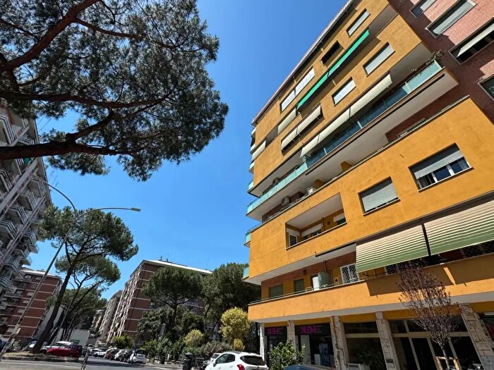 Appartamento trilocale in vendita in Via Gabriello Chiabrera, Roma