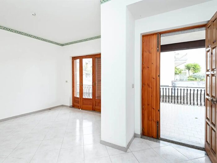 Appartamento trilocale in vendita in Via San Giovanni, Aci SantAntonio