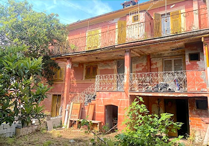 Casa con 15 locali in vendita in Lavagna