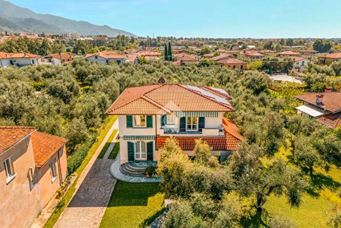 Casa con 9 locali in vendita in Via del Cesarino, Massa