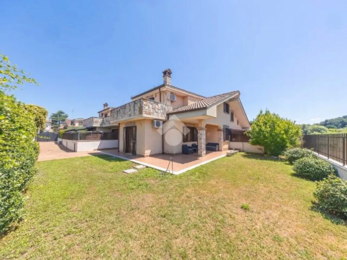 Casa trilocale in vendita in Via Rocca Canterano, Guidonia Montecelio