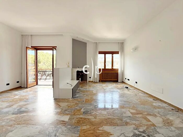 Appartamento trilocale in affitto in Via Virginia Agnelli, Roma