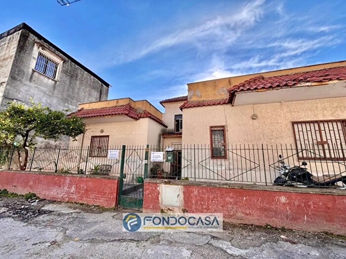 Casa con 8 locali in vendita in Via Vito di Jasi, Aversa