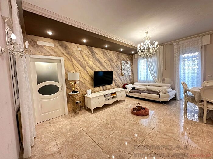 Appartamento con 6 locali in affitto in Via P E Venturini Sottomarina Chioggia Ve, Chioggia