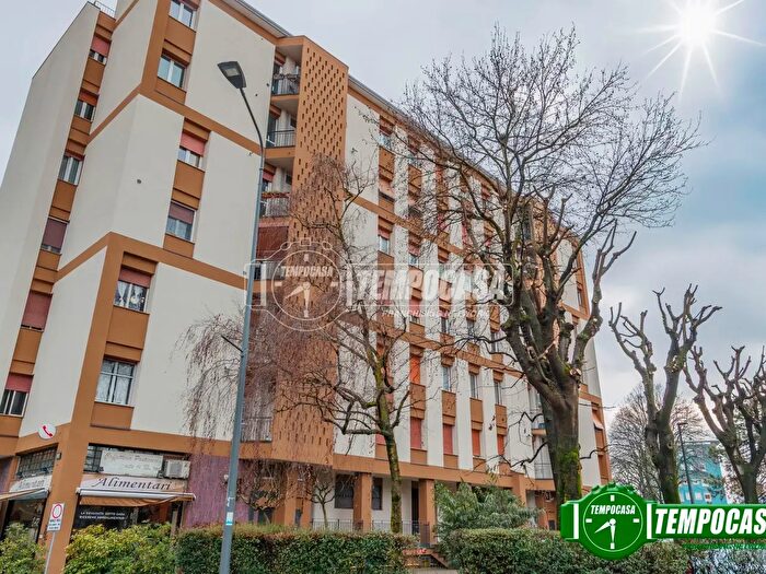 Appartamento trilocale in vendita in Via Gallarate, Milano