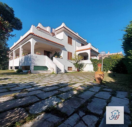 Casa con 6 locali in vendita in Anzio