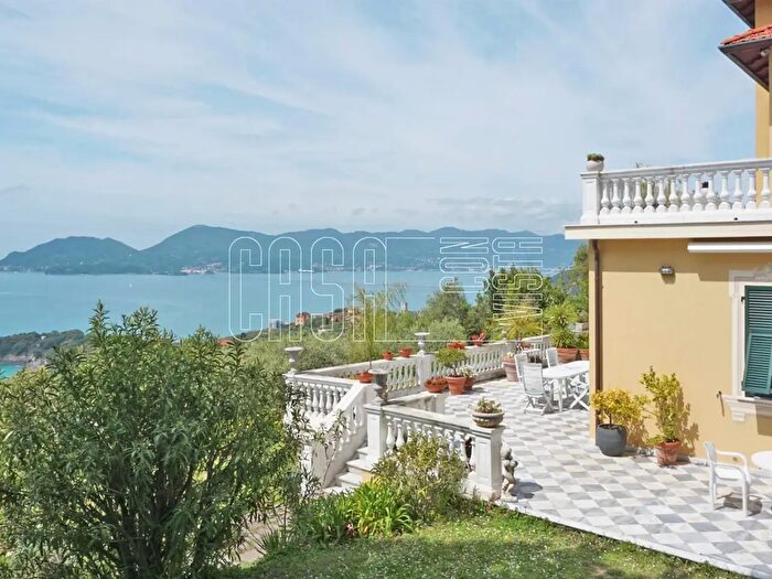 Casa con 10 locali in vendita in Via Fratelli Landi, Lerici