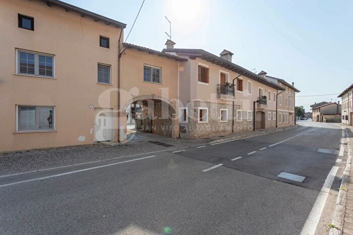 Appartamento trilocale in vendita in Via della Villa, Valvasone Arzene