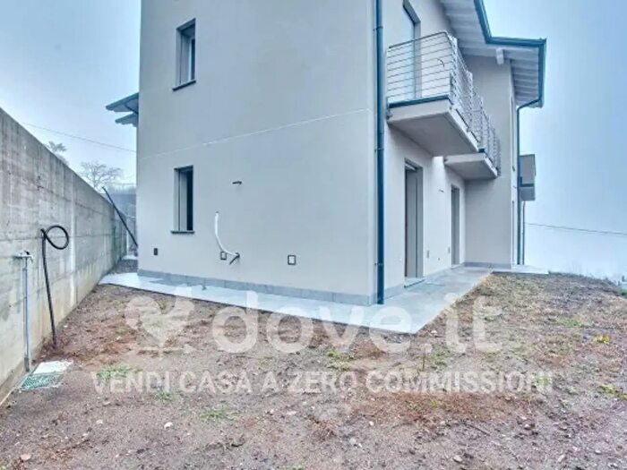 Appartamento trilocale in vendita in Via Aineè, Cadegliano Viconago