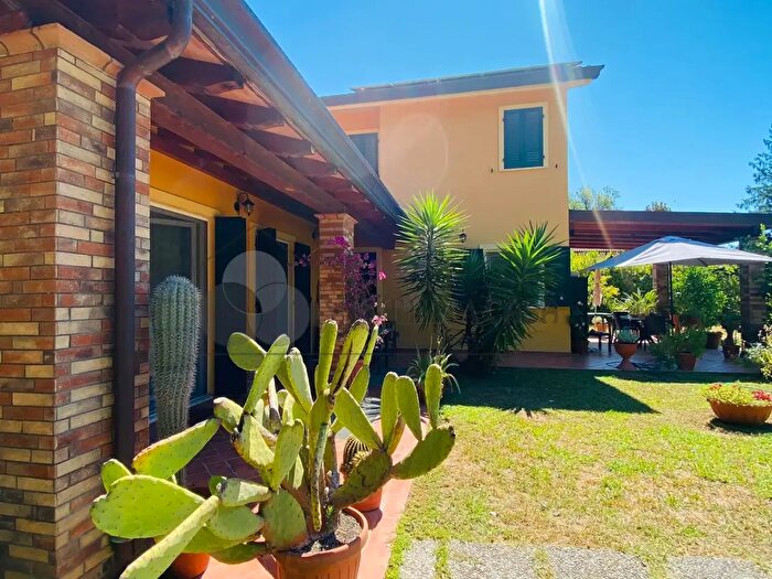 Casa con 7 locali in vendita in Castelnuovo Magra