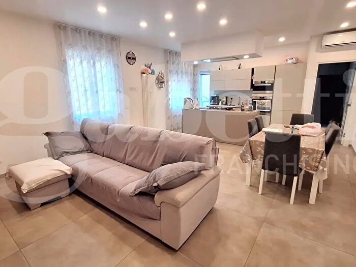 Appartamento quadrilocale in vendita in Via Sant'Eframo Vecchio, Napoli