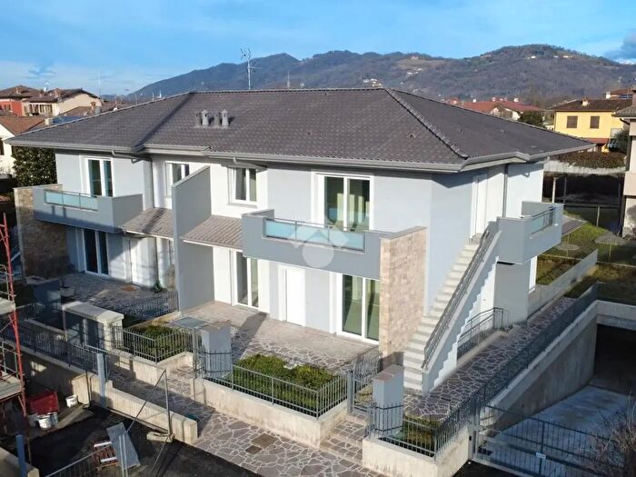 Appartamento trilocale in vendita in Apprtamento in Villa Via Marco Biagi, Terno DIsola