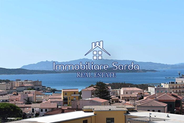 Appartamento con 6 locali in vendita in Via La Fornace, La Maddalena