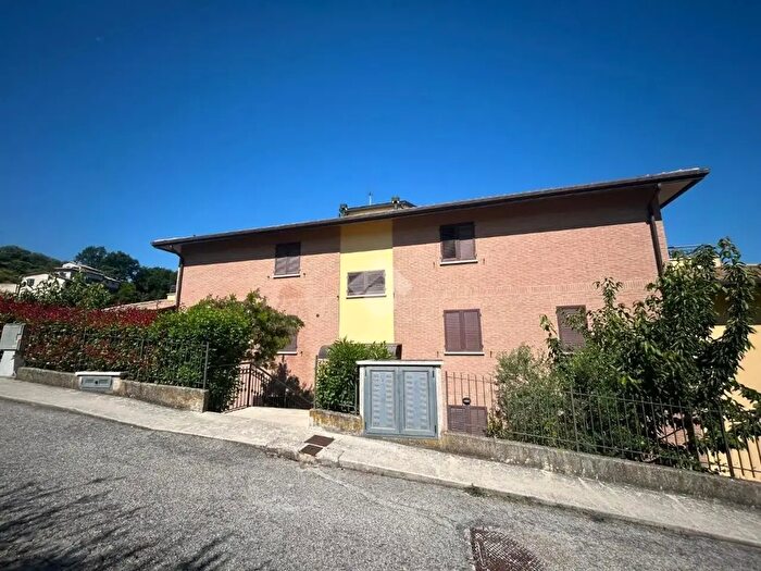 Appartamento trilocale in vendita in Via del Gallo, Bettona