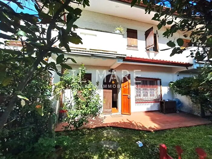 Casa quadrilocale in vendita in Massa