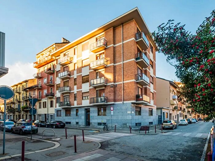 Appartamento trilocale in vendita in Via Candia, Torino