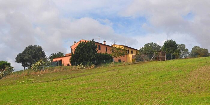 Casa con 16 locali in vendita in Santa Luce
