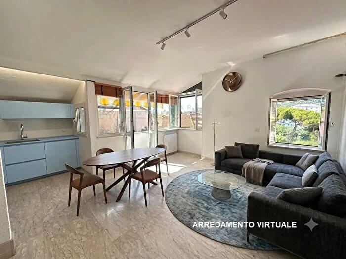 Appartamento trilocale in vendita in Via Roma, Albenga