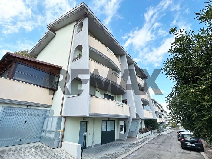 Appartamento trilocale in vendita in Contrada Colle Barbone M, Cappelle Sul Tavo