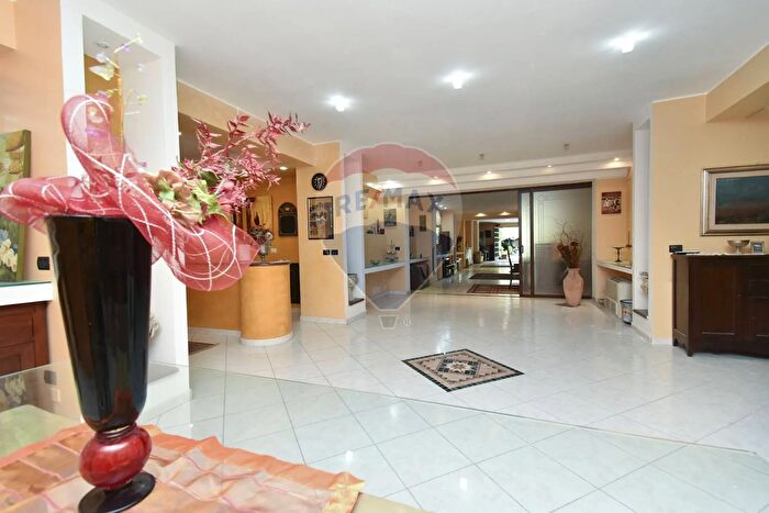 Casa con 7 locali in vendita in Via Rosolino Pilo, Motta SantAnastasia