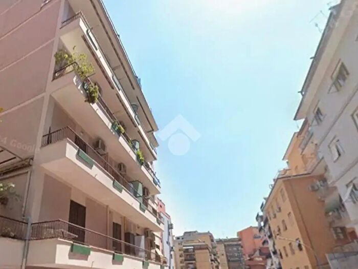 Appartamento trilocale in vendita in Via Vacuna, Roma