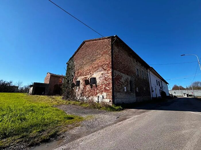Casa quadrilocale in vendita in Via Enzano, Brescello