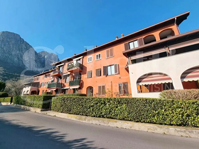 Appartamento con 5 locali in vendita in Via Valsecchi, Lecco