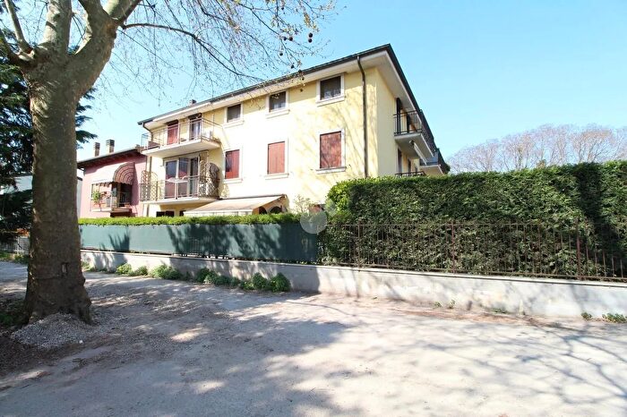 Appartamento con 5 locali in vendita in Via Sommacampagna, Verona
