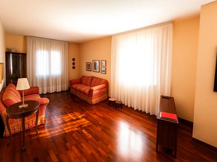 Casa con 7 locali in vendita in Via della Braglia, Casina