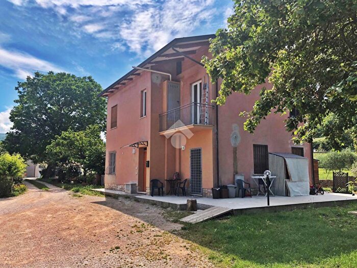 Casa con 7 locali in vendita in Vocabolo Fornace, Valfabbrica