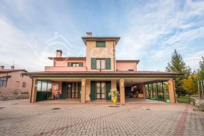 Casa con 6 locali in vendita in Via Pierino Cavagni, Parma