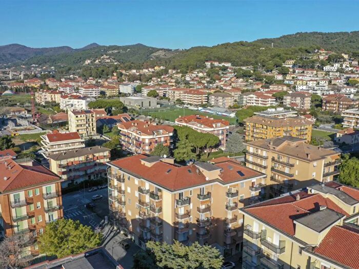 Appartamento trilocale in vendita in Via Colombo, Andora