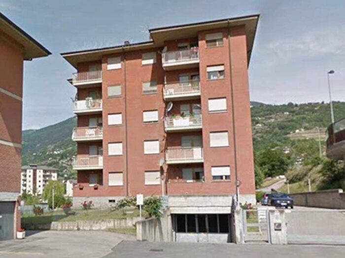 Appartamento trilocale in affitto in Via Plans des Rives, Centro, Aosta