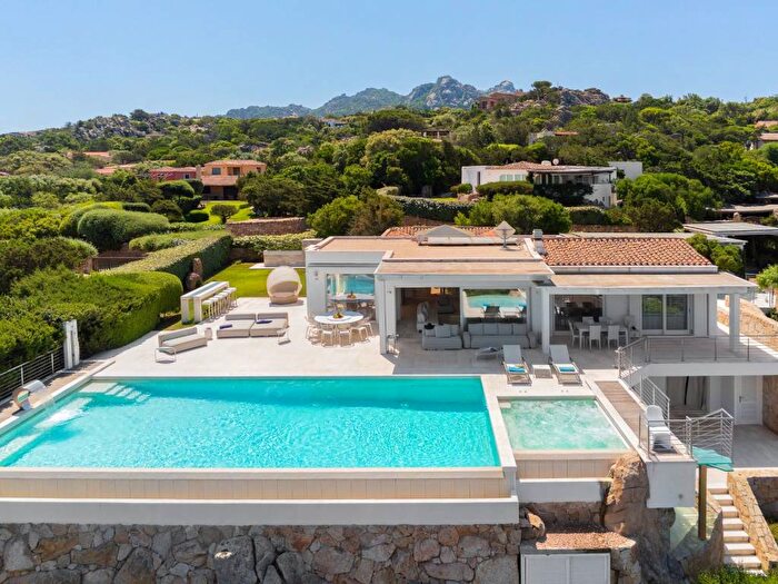 Casa quadrilocale in affitto in Via Punenti, Porto Cervo, Arzachena