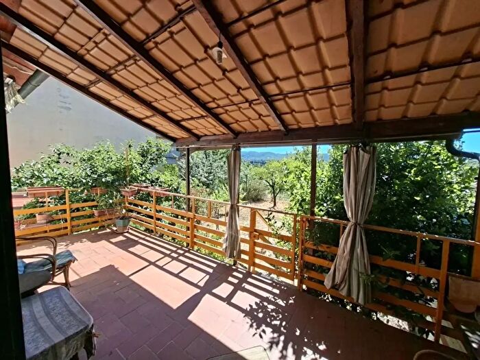 Casa con 10 locali in vendita in Bucine