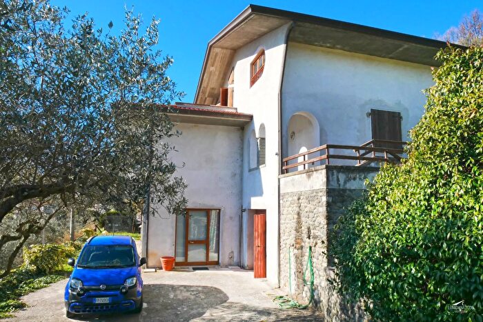 Casa con 10 locali in vendita in Fivizzano