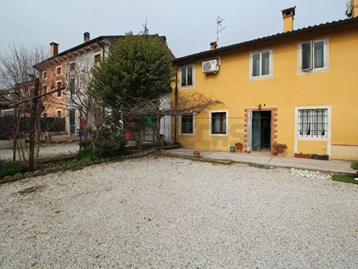 Casa con 5 locali in vendita in Via Castello, Gambellara