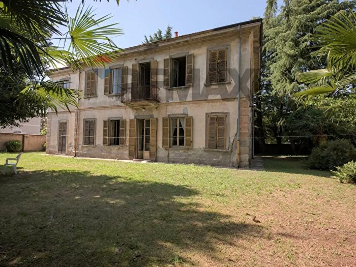 Casa con 10 locali in vendita in Piazza San Lorenzo, Gorla Minore