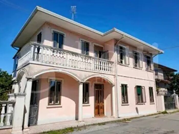 Casa con 9 locali in vendita in Taglio Di Po