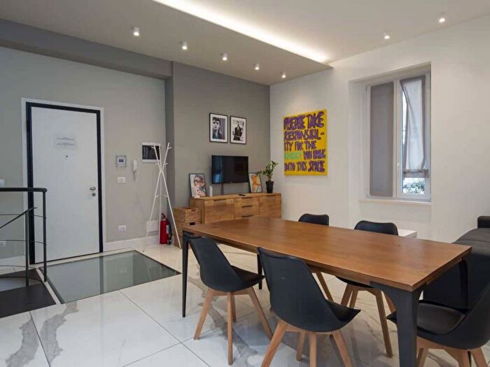 Appartamento trilocale in affitto in Via della Moscova, Turati, Milano