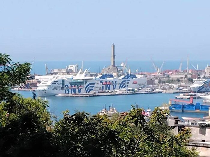 Appartamento con 6 locali in affitto in Corso Carbonara, Carmine, Genova