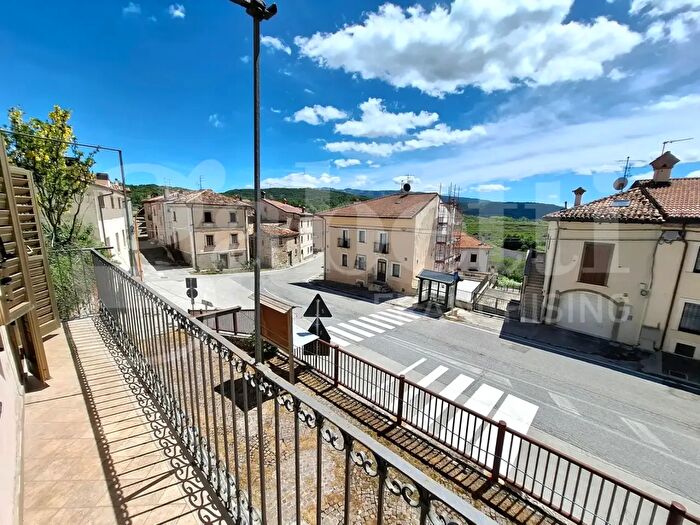 Appartamento quadrilocale in vendita in Via della Chiusa, Rocca Di Mezzo