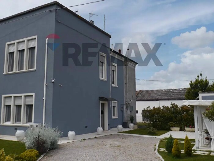 Casa con 6 locali in vendita in Riva del Po