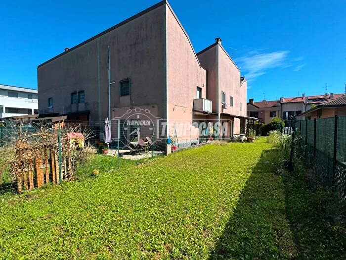 Casa quadrilocale in vendita in Via Francesco Borromini, Biassono