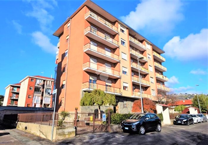 Appartamento trilocale in vendita in Via Giacosa, Moncalieri