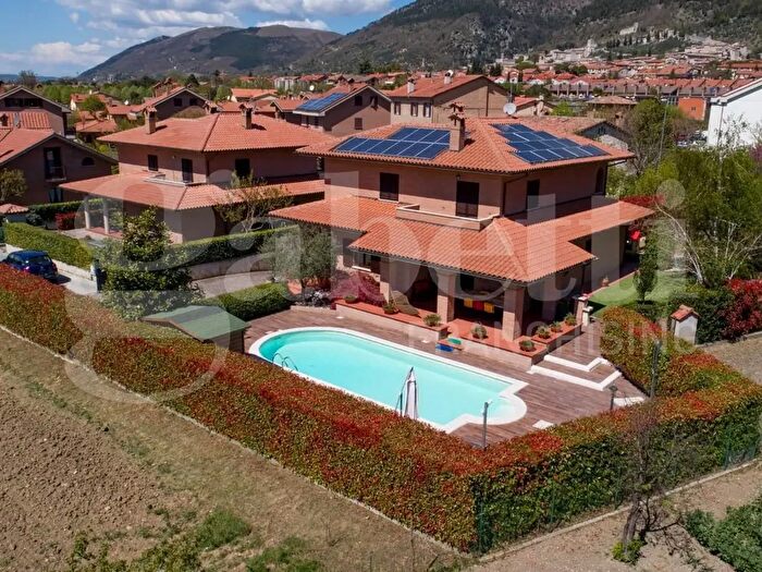 Casa con 10 locali in vendita in Via Allegrini, Gubbio