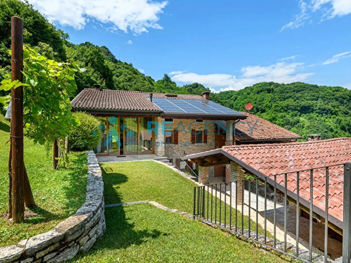 Casa quadrilocale in vendita in Via Gollini, Chiampo