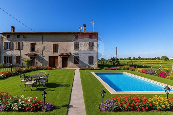 Casa con 6 locali in vendita in Strada della Cisa, Brescello